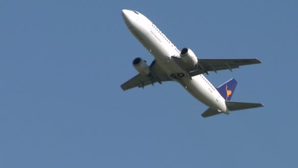 Repülőgép repül el — Stock videók