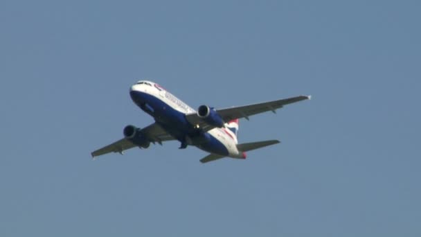 離れて飛ぶ航空機 — ストック動画