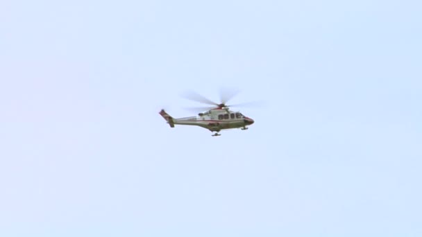 Helicóptero volando arriba — Vídeo de stock