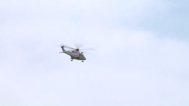 위의 헬기 비행 — 비디오