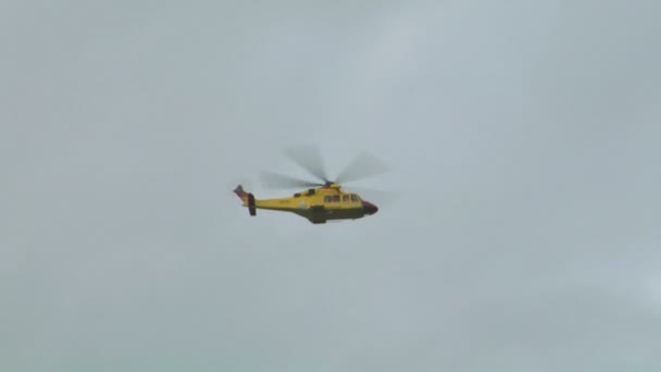 Helikopter pływające powyżej — Wideo stockowe