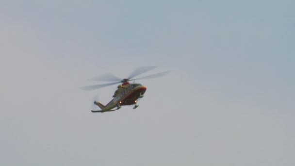 Helicóptero volando arriba — Vídeo de stock