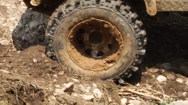 Fechar a roda de um veículo fora de estrada em movimento — Vídeo de Stock