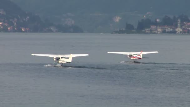 Watervliegtuigen aan het Comomeer in Italië — Stockvideo