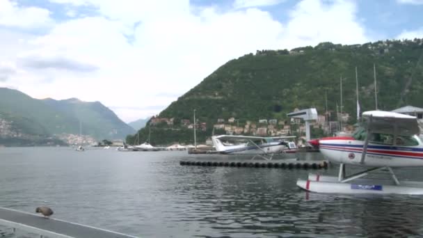 Floatplane em um lago em docas — Vídeo de Stock