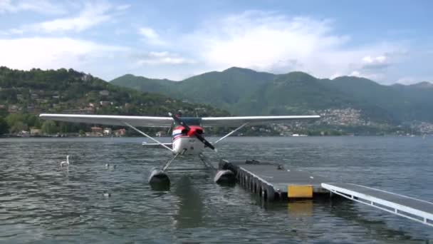 Плавучий самолет на озере у доков — стоковое видео