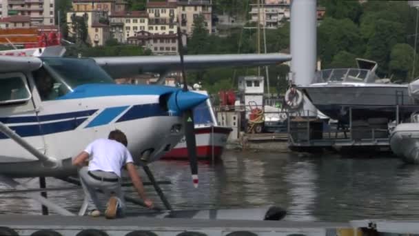 Wasserflugzeug auf einem See an den Docks — Stockvideo