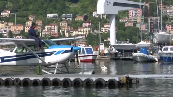 Wasserflugzeug auf einem See an den Docks — Stockvideo