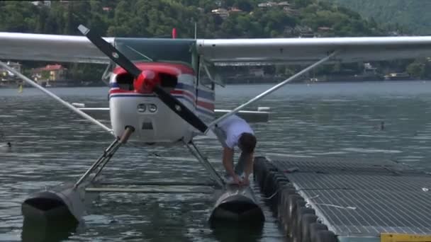 Wasserflugzeug auf einem See an den Docks — Stockvideo