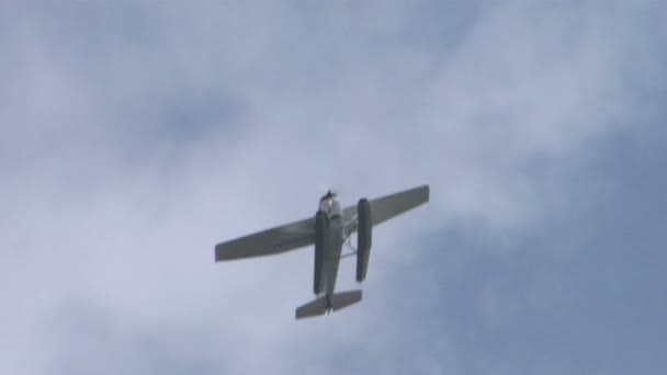 Wasserflugzeug fliegt — Stockvideo