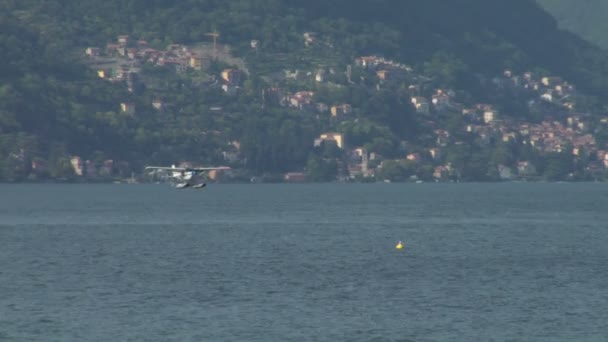 Avión de mar aterrizando en el Lago de Como en Italia — Vídeo de stock