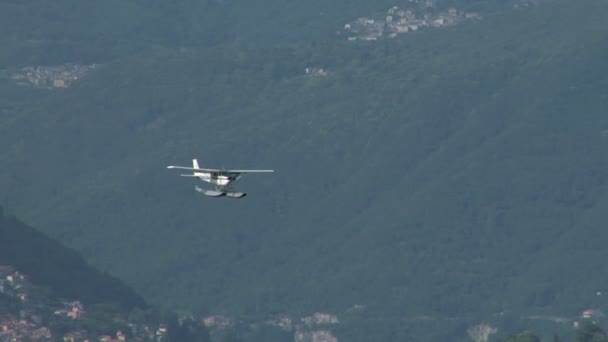 Wasserflugzeug landet auf dem Comer See in Italien — Stockvideo