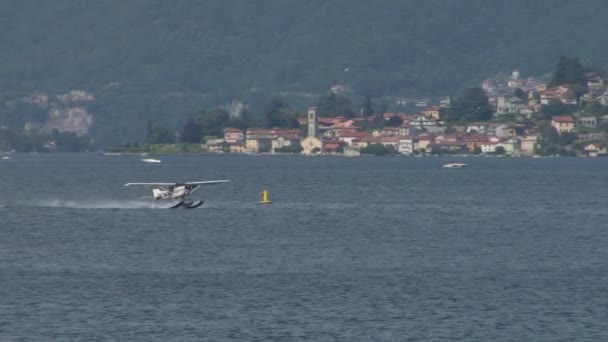 Sjöflygplan lyfter vid Comosjön i Italien — Stockvideo