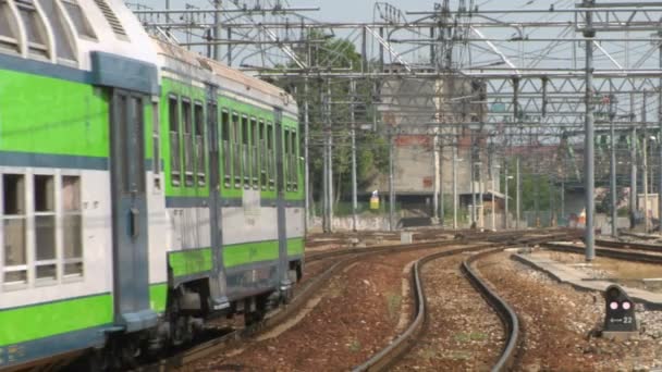 Italiaanse commuter trein overschrijding van de stad — Stockvideo