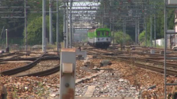 Tren de cercanías italiano que cruza la ciudad — Vídeos de Stock