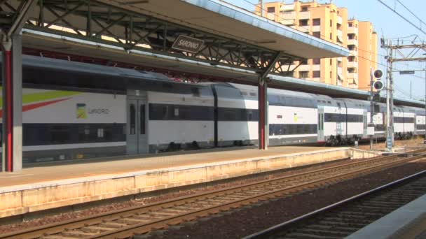 Tren de cercanías italiano en la estación de tren — Vídeos de Stock