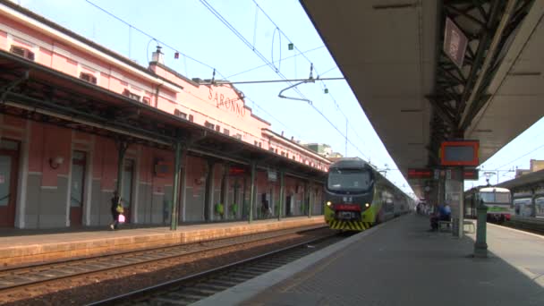 Tren de cercanías italiano en la estación de tren — Vídeos de Stock