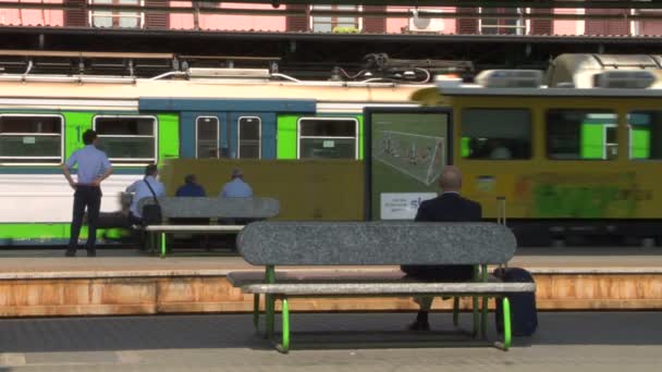 Tren de cercanías italiano en la estación de tren — Vídeo de stock