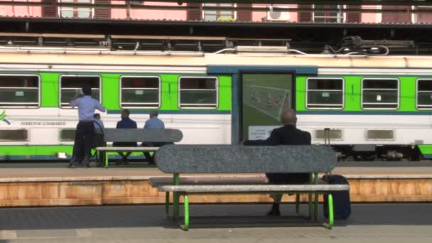 Italské příměstském vlaku v železniční stanici — Stock video
