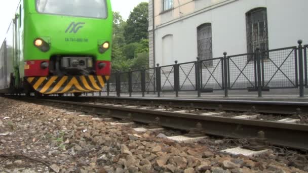 Italienischer Pendlerzug durch die Stadt — Stockvideo