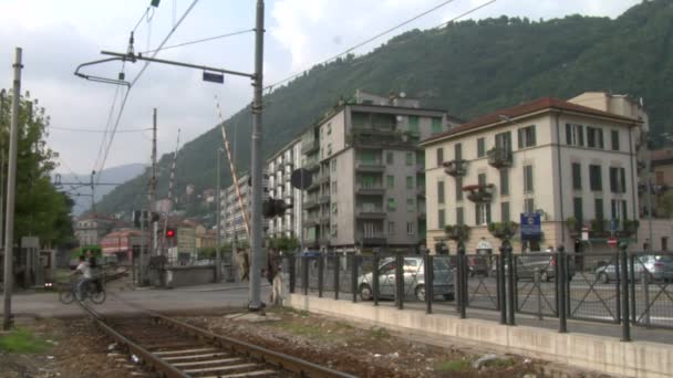 Train de banlieue italien traversant la ville — Video