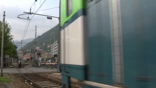 Italienska pendeltåg passerar staden — Stockvideo