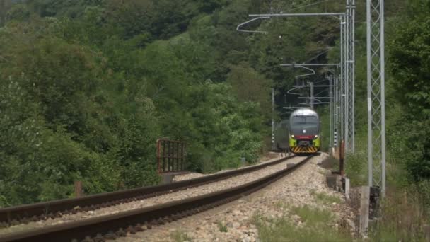 Trein uitgevoerd op het platteland (Italië) — Stockvideo