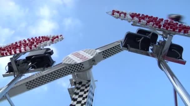 Ferris wheel with multicolored cabins in amusement park — Stock Video