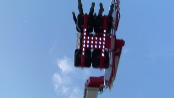 Reuzenrad met veelkleurige cabines in amusement park — Stockvideo