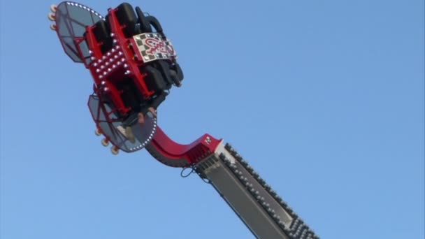 Atrações Fairground no parque de diversões — Vídeo de Stock