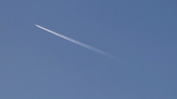 Vapor trail from an airplane — Stock Video