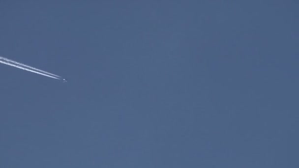 一架飞机从蒸气足迹 — 图库视频影像