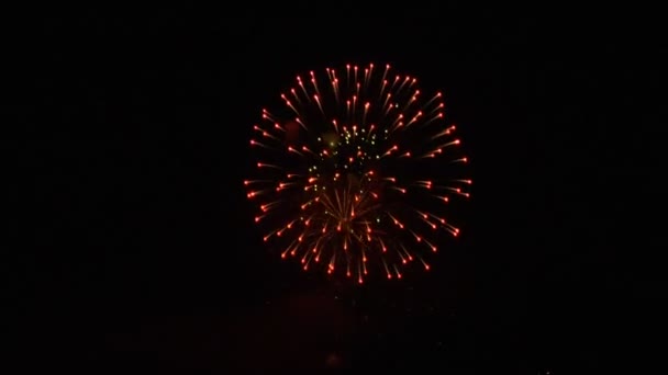 Feuerwerk auf dem Wasser mit Klang — Stockvideo