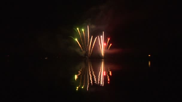 Exposição de fogos de artifício na água com som — Vídeo de Stock