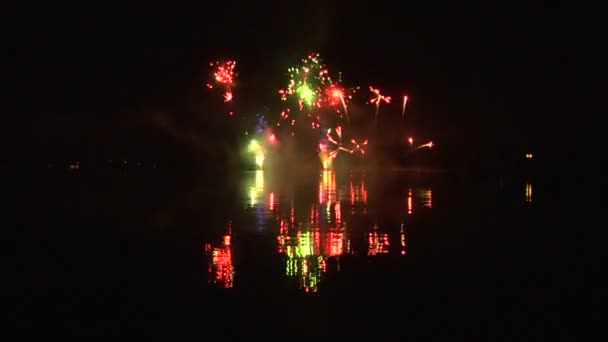 Exhibición de fuegos artificiales en el agua con sonido — Vídeo de stock