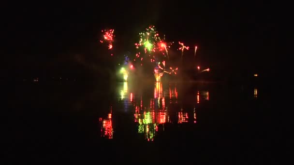 Exposição de fogos de artifício na água com som — Vídeo de Stock