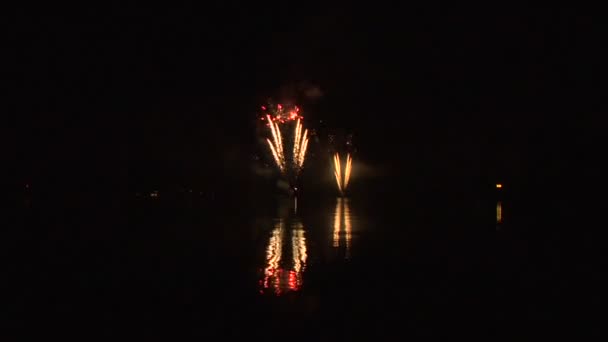Exposição de fogos de artifício na água com som — Vídeo de Stock