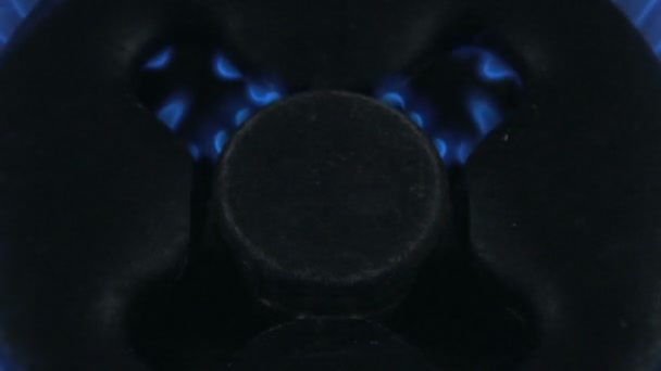 Blaue Flammen eines Gasherdes — Stockvideo