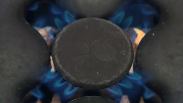 Синій вогонь газової плити — стокове відео