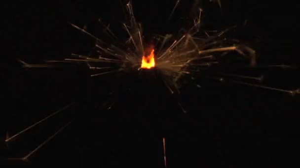 Gele sparkler op zwart — Stockvideo