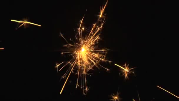 Gele sparkler op zwart — Stockvideo