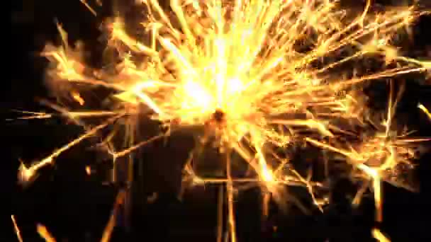 Gele sparkler op zwart — Stockvideo