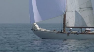 01 kadar yaşlı yelken kapatın