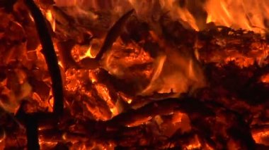 cadı yakma dans ağır çekim