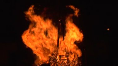 cadı yakma ağır çekim