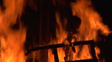 cadı yakma ağır çekim