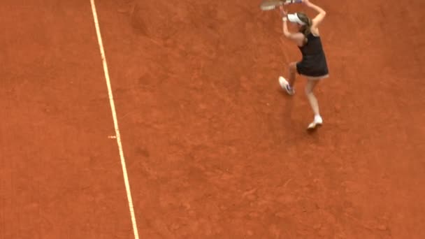 Mädchen spielen Tennis — Stockvideo