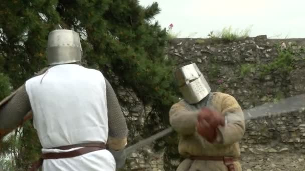 Lutar contra cavaleiros medievais — Vídeo de Stock