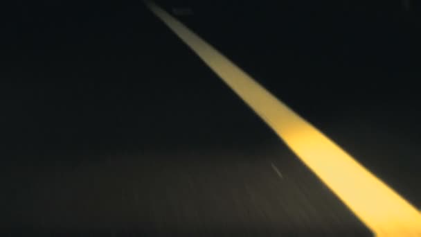 Conducir por la noche en un camino rural — Vídeo de stock