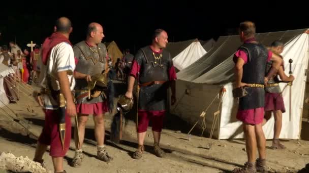 Roman legionaries during the reencatment — Stock Video